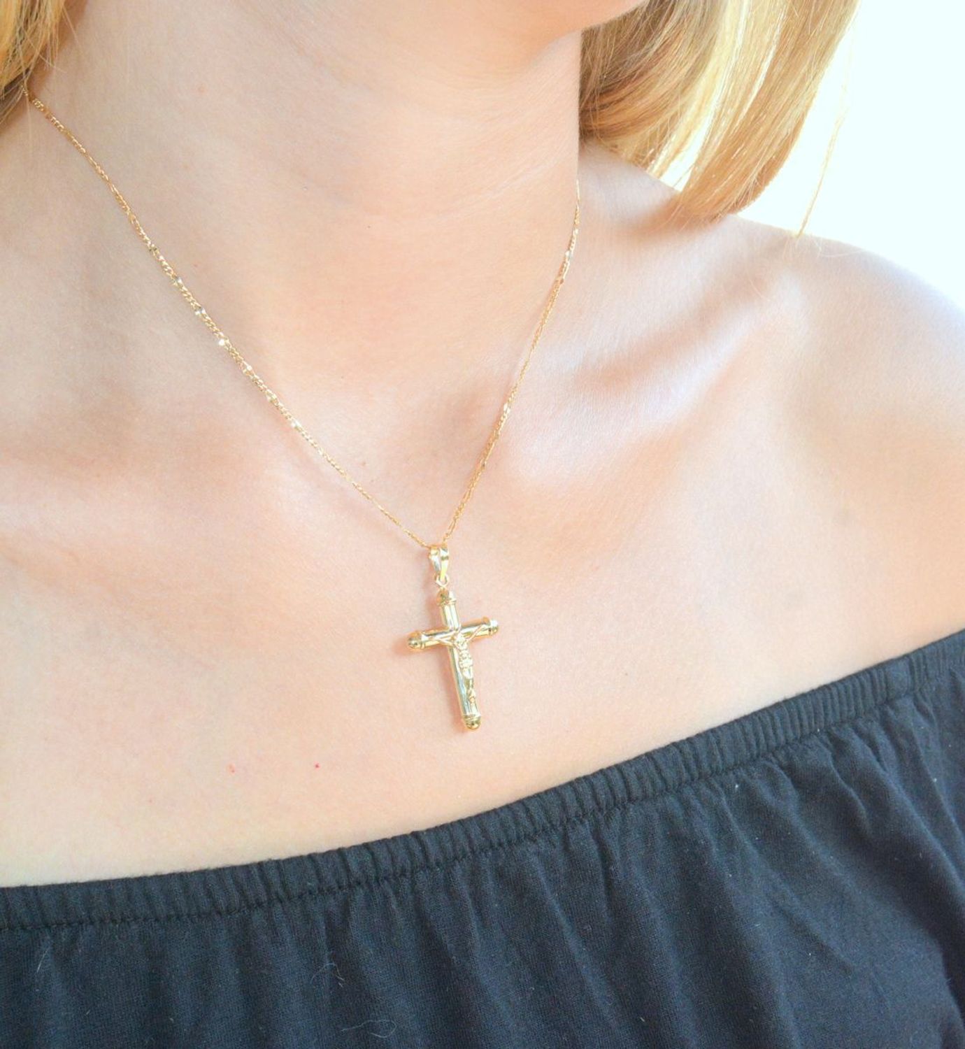 Złota zawieszka 375 krzyżyk z wizerunkiem Jezusa ZA 5545 375. Złota zawieszka krzyżyk. Złoty krzyżyk damski, męski. Zawieszka krzyżyk z wizerunkiem Jezusa. Złoty krzyżyk idealny na prezent (2).jpg